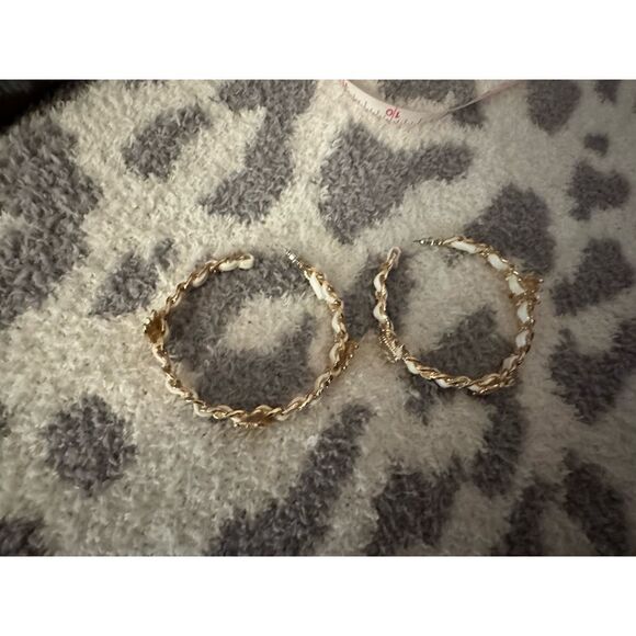 Hoop Earrings lg/xl  leather woven curb chain queen bee - Picture 7 of 7